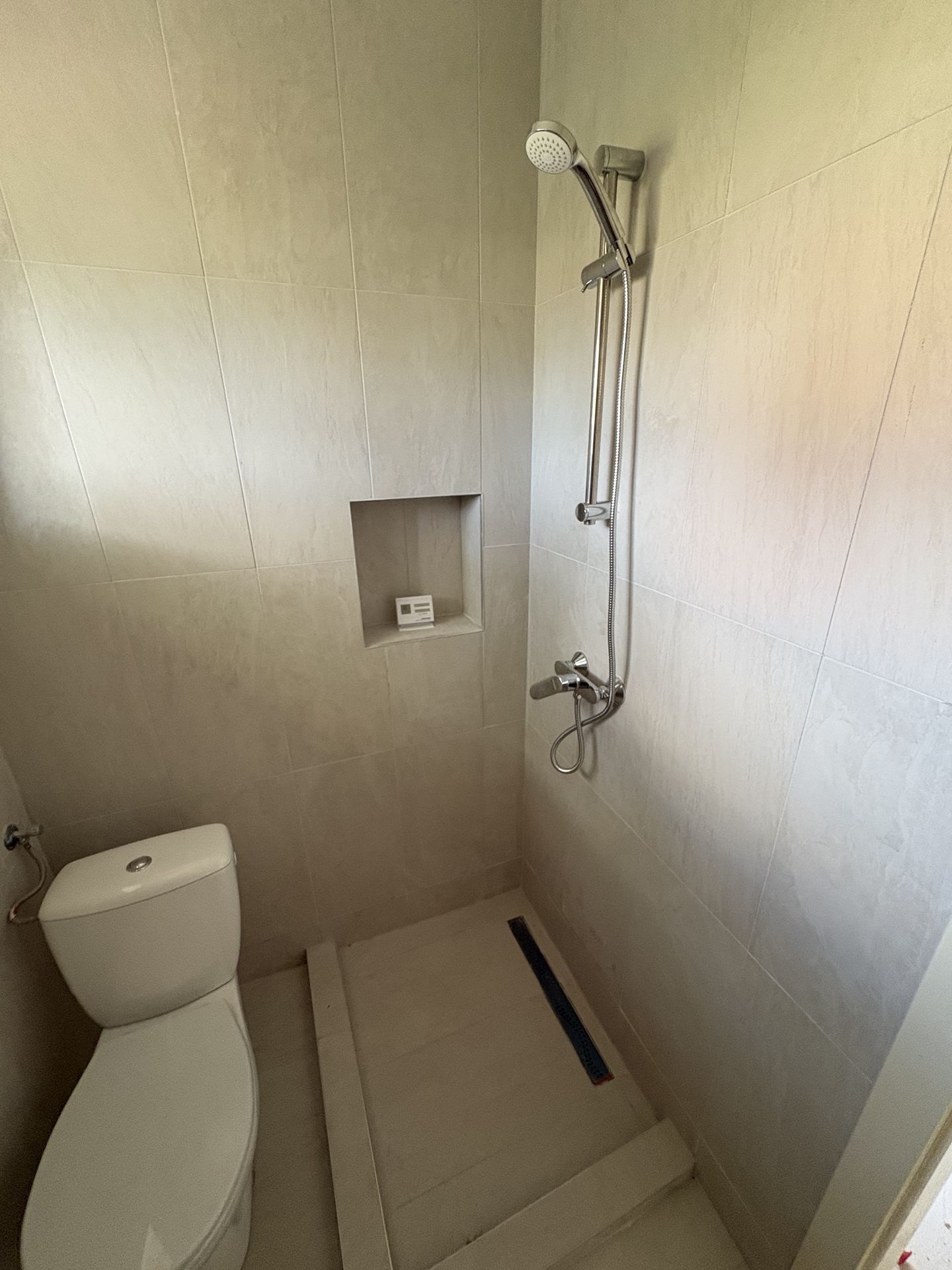 Elkészült fürdőszoba, WC és zuhany